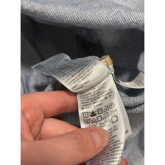 Vintage Levi’s denim button down shirt - Picture 3 of 6